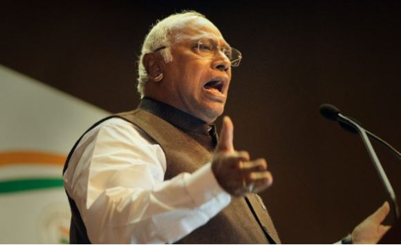 'सत्तावादी शासन द्वारा संविधान के प्रत्येक पवित्र सिद्धांत को टुकड़े-टुकड़े किया जा रहा है: खड़गे | '